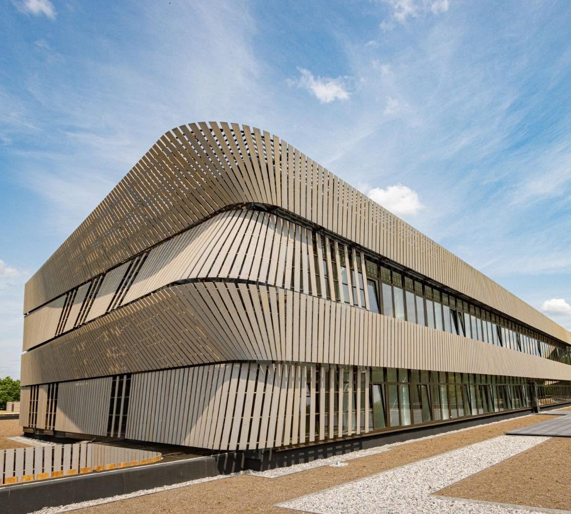 Maatwerk gevelelementen met houten lamellen aan een schoolgebouw in Roermond