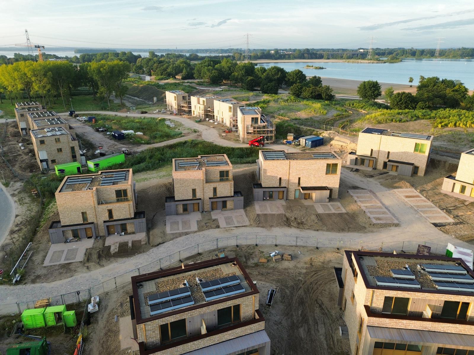 Frake geveldelen bij een project in Almere