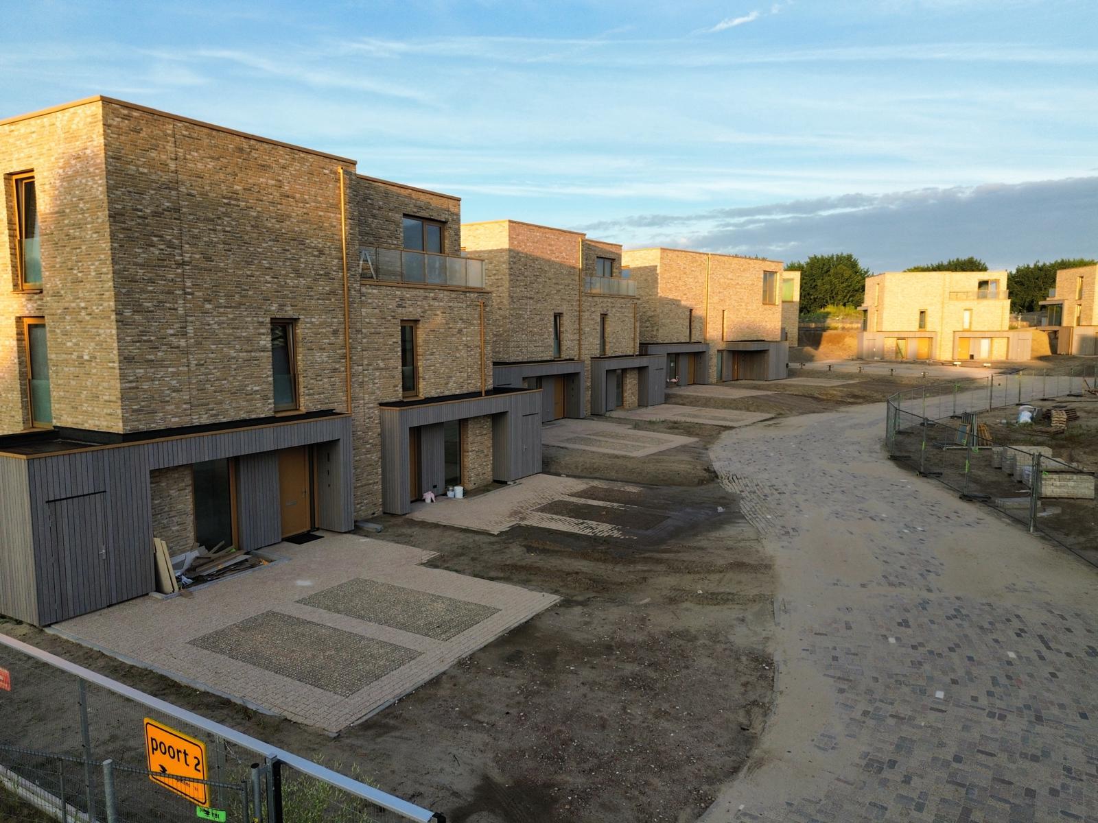 Frake geveldelen bij een project in Almere