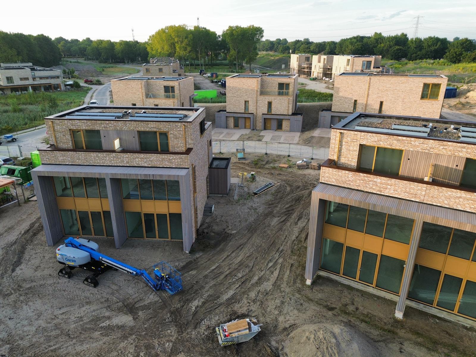 Frake geveldelen bij een project in Almere