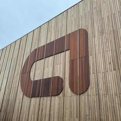 Detail van het BPA-logo verwerkt in de houten gevelbekleding