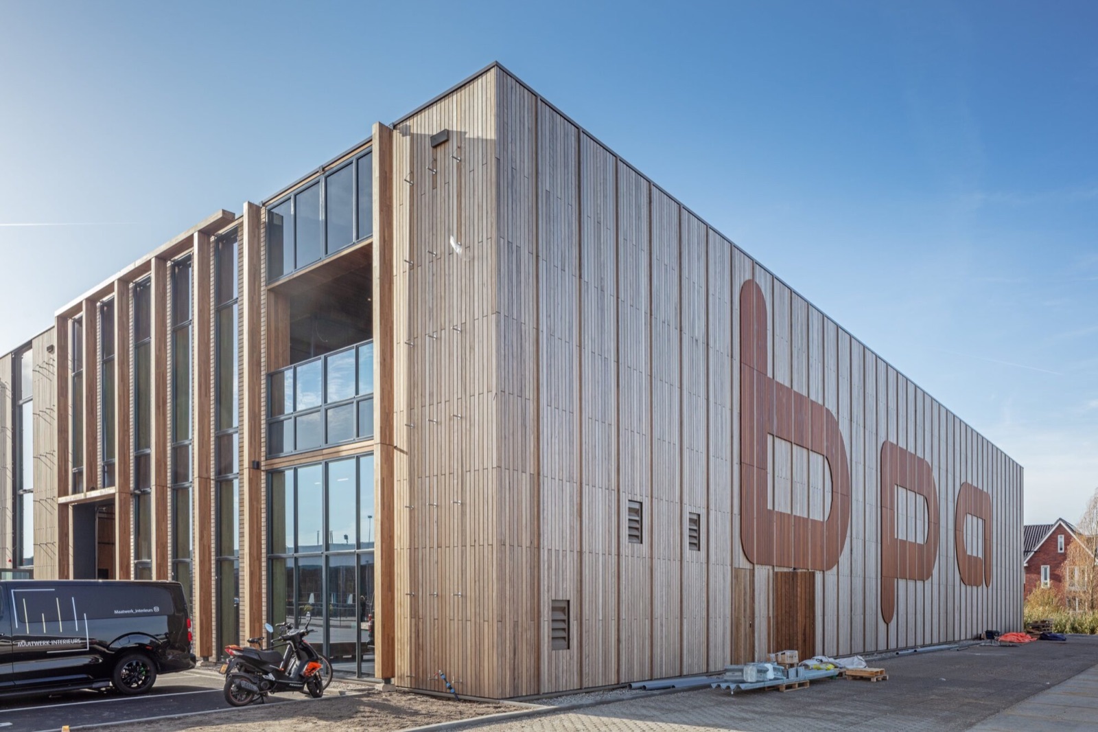 Bedrijfspand BPA in Woerden met houten HSB-gevel en Frake geveldelen