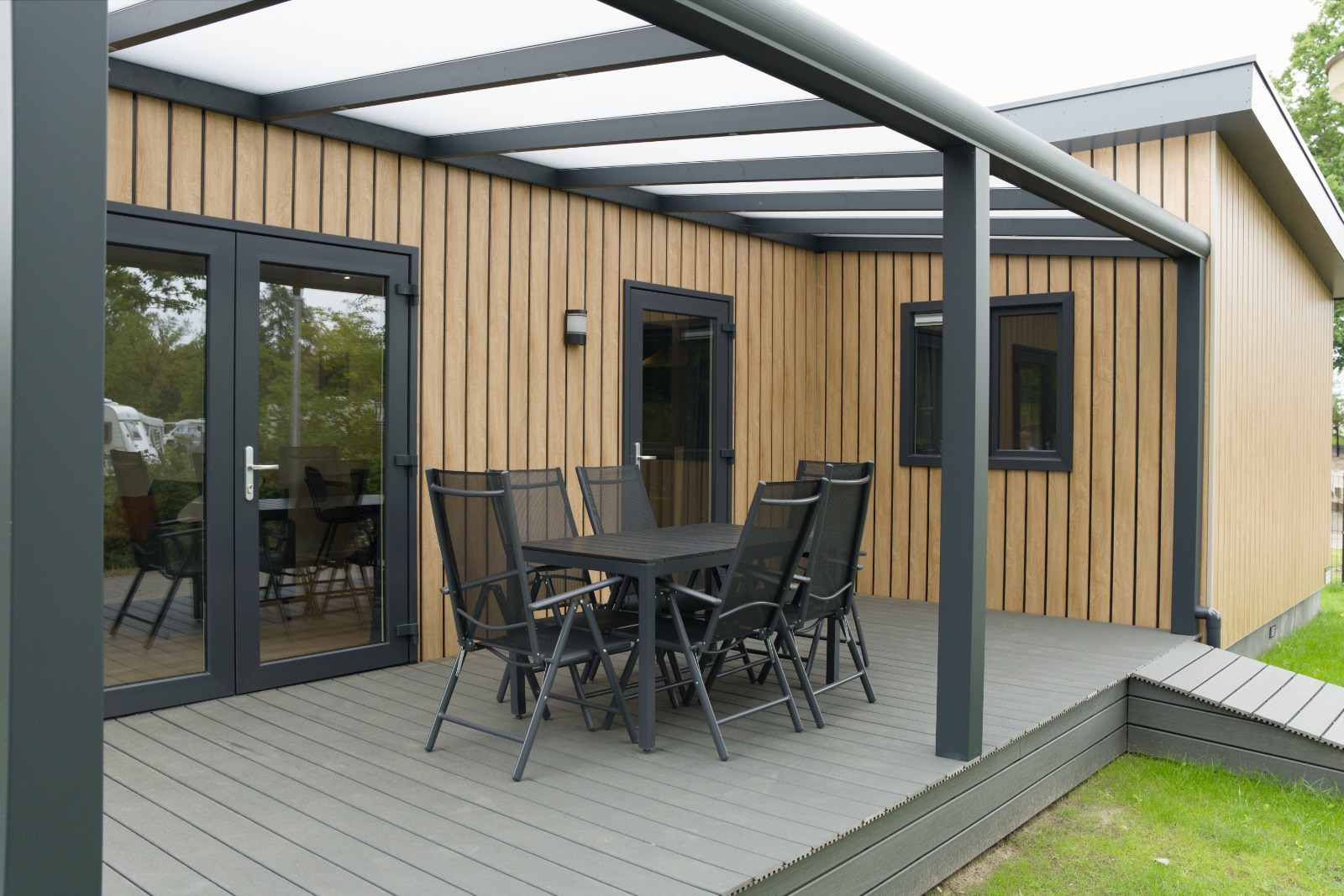 Overdekt terras van het rolstoeltoegankelijke vakantiechalet