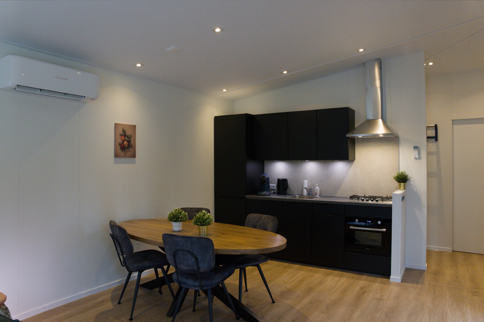 Open keuken en eethoek van het rolstoeltoegankelijke vakantiechalet