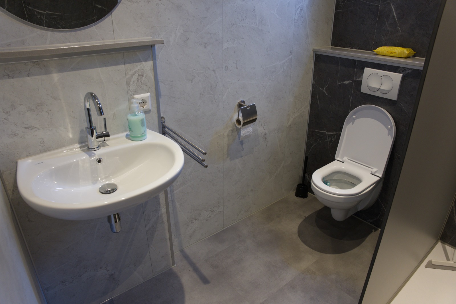 Aangepaste badkamer met onderrijdbare wastafel in het rolstoeltoegankelijke vakantiechalet
