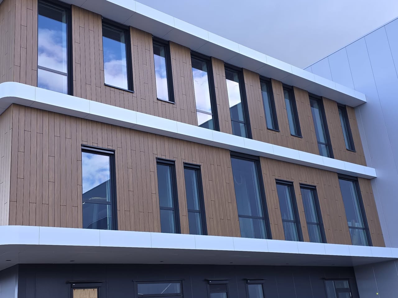 Rockpanel Woods gevelbeplating bij project Jarola Group in Coevorden