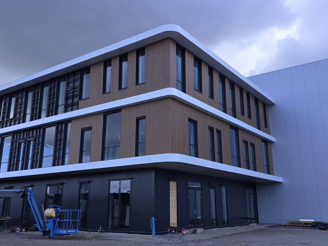 Rockpanel Woods gevelbeplating bij project Jarola Group in Coevorden