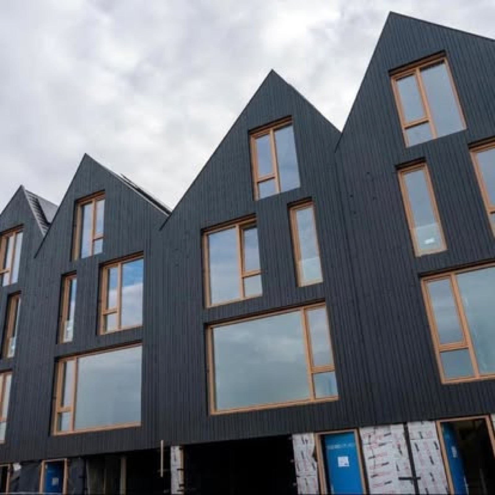 Dijkwoningen met vuren gevelbekleding bij project Stelt