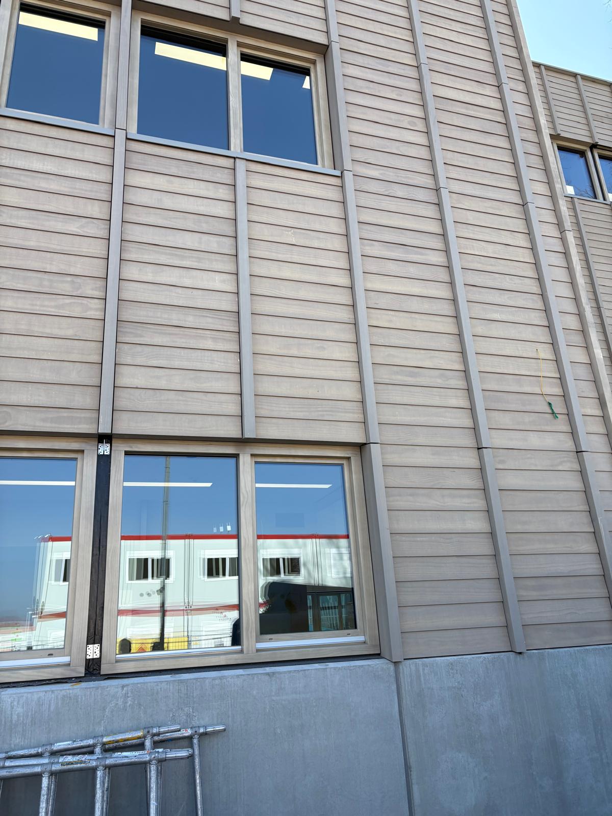 Accoya geveldelen met accentbalken bij project WUR