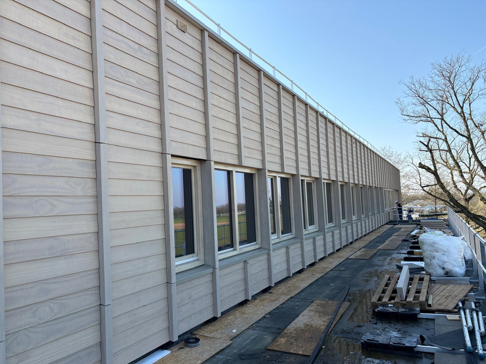 Accoya geveldelen met accentbalken bij project WUR