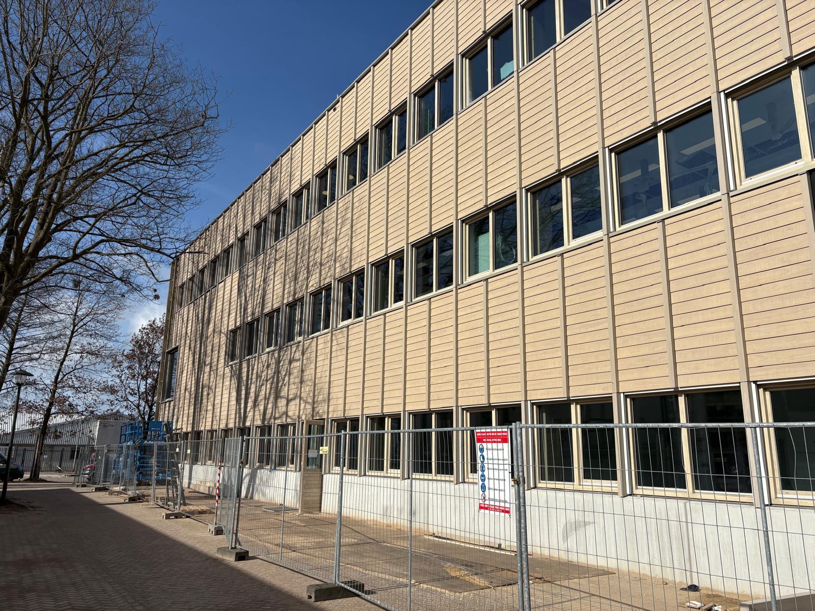 Accoya geveldelen met accentbalken bij project WUR